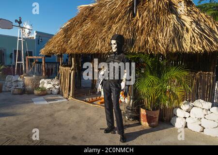 Puppe mit Totenkopf Maske und Polizeiuniform vor dem Altar zur Feier des "Dia de los muertos" Tag der Toten, Merida, Yucatan, Mexiko Stockfoto