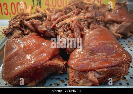 Gebratene Schweineknöchel auf einem Street Food Markt in Seoul Südkorea verkauft Stockfoto