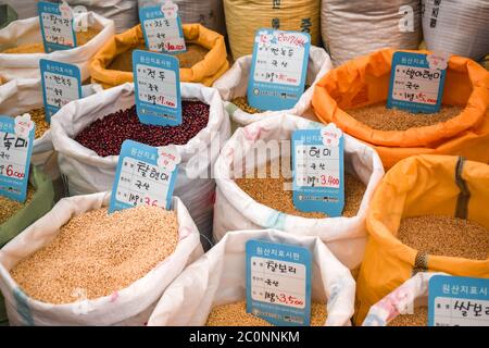 Säcke mit verschiedenen Getreidearten und Erbsen auf einem Straßenmarkt in Seoul Südkorea verkauft Stockfoto