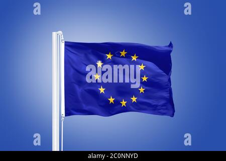EU-Flagge auf blauem Himmelshintergrund Stockfoto