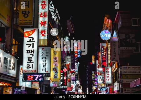 Meer von Neon-Werbetafeln in Myeongdong Seoul Südkorea Stockfoto
