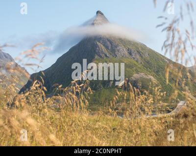 Wolken um Berggipfel in Fredvang. Stockfoto