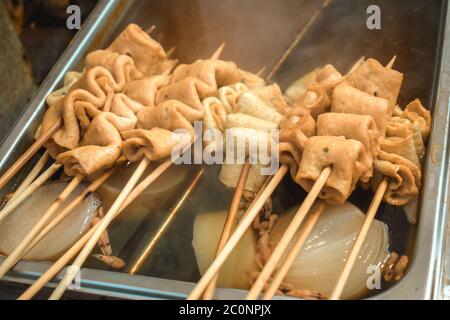 Gedünsteter Tofu auf einem Stock mit gekochten Zwiebeln und Rettich, der auf den Straßen in Seoul Südkorea verkauft wird Stockfoto