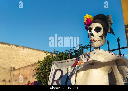 Schädelpuppe Catrina als Dekoration für die Feier des Tages der Toten 'Dia de los muertos', Merida, Yucatan, Mexiko Stockfoto