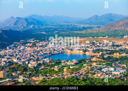 Pushkar-Stadt und See mit Panoramaaussicht im indischen Bundesstaat Rajasthan Stockfoto