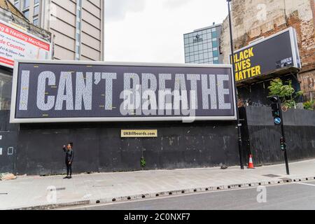 London, Großbritannien. Juni 2020. Eine Plakatwand mit den Namen (einige gelb hervorgehoben, wie Stephen Lawrence und Mark Duggan) von schwarzen Menschen, die durch den "Tod" (in Haft, durch Deportation usw.) getötet wurden, wird auf der westminster Bridge Road enthüllt - sie wurde von Black Lives Matter organisiert, In Zusammenarbeit mit anderen Gruppen wie einer aus Grenfell Turm. Proteste nach dem Tod von George Floyd, in Minneapolis letzte Woche fortgesetzt. Die Lockerung der „Sperre“ für den Coronavirus (Covid 19) Ausbruch in London geht weiter. Kredit: Guy Bell/Alamy Live Nachrichten Stockfoto