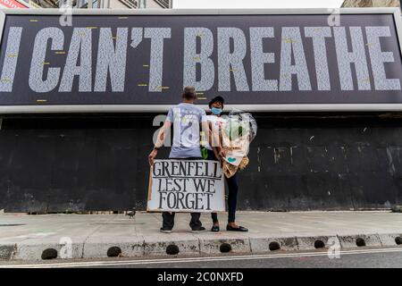 London, Großbritannien. Juni 2020. Eine Plakatwand mit den Namen (einige gelb hervorgehoben, wie Stephen Lawrence und Mark Duggan) von schwarzen Menschen, die durch den "Tod" (in Haft, durch Deportation usw.) getötet wurden, wird auf der westminster Bridge Road enthüllt - sie wurde von Black Lives Matter organisiert, In Zusammenarbeit mit anderen Gruppen wie einer aus Grenfell Turm. Proteste nach dem Tod von George Floyd, in Minneapolis letzte Woche fortgesetzt. Die Lockerung der „Sperre“ für den Coronavirus (Covid 19) Ausbruch in London geht weiter. Kredit: Guy Bell/Alamy Live Nachrichten Stockfoto