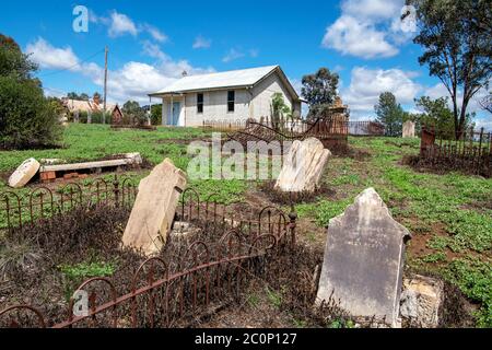 Friedhof mit Sofala Public School im Hintergrund Sofala NSW Australien Stockfoto