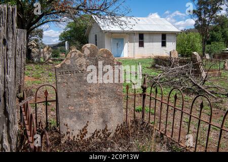 Grab von Henry Robinson mit Sofala Public School im Hintergrund Sofala NSW Australien Stockfoto