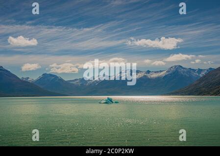 Panoramablick über den Sonnenuntergang im Lago Argentino, bei Perito Moreno Gletscher in Patagonien, Südamerika, Argentinien Stockfoto