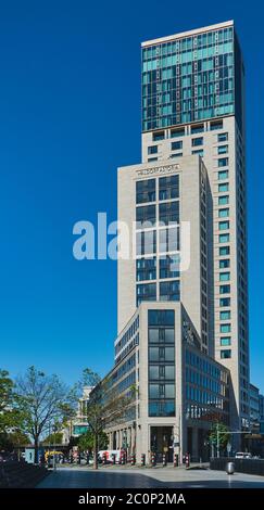 Berlin, 6. Mai 2020: Vor dem Waldorf Astoria Hotel im Zentrum von Berlin mit dem Hotelnamen Stockfoto