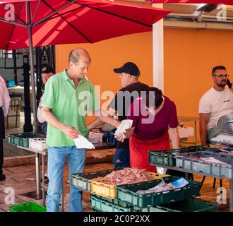 Menschen auf dem Fischmarkt in Split Kroatien Stockfoto