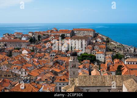 Blick auf Dubrovnik Altstadt über Terrakotta-Dächer hinaus auf die Adria, Dubrovnik Kroatien Stockfoto