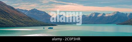 Panoramablick über den Sonnenuntergang im Lago Argentino, bei Perito Moreno Gletscher in Patagonien, Südamerika, Argentinien Stockfoto