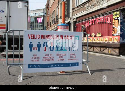 AALST, BELGIEN 12. JUNI 2020: 'Safe Shopping' COVID-19 Hinweis auf einem Schild vor einem Geschäft im Stadtzentrum von Aalst. Stockfoto