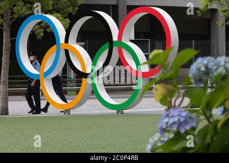 Tokio. Juni 2020. Das Foto vom 12. Juni 2020 zeigt die Olympischen Ringe in Tokio, Japan. Tokyo 2020 CEO Muto Toshiro sagte am Freitag, dass 80 Prozent der Wettkampfstätten für die neu terminierte Olympischen Spiele im Jahr 2021 gesichert wurden. Quelle: Du Xiaoyi/Xinhua/Alamy Live News Stockfoto