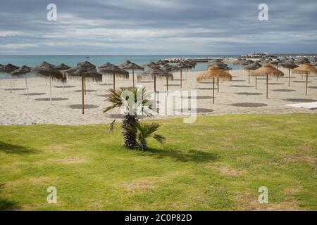 Leerer Strand im Juni 2020 wegen Covid 19 Einschränkungen, Fuengirola, Costa del sol, Spanien Stockfoto