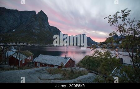 Ein atemberaubender rosa Sonnenuntergang über reine in Lofoten. Stockfoto