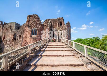 Der Damm Eingang zum Goodrich Castle, England Stockfoto