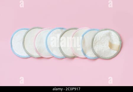 Umweltfreundliche wiederverwendbare Make-up Entferner Pads in Linie auf rosa Hintergrund Draufsicht Stockfoto