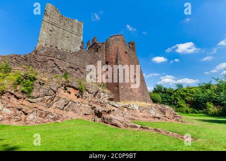 Der Südost-Turm und Norman Great Keep von Goodrich Castle und seine Sandsteinfundamente, England Stockfoto