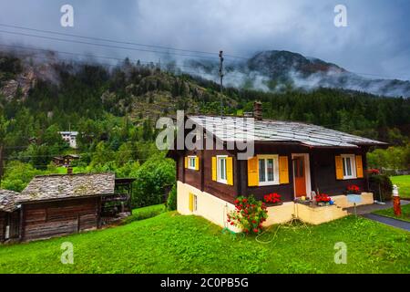 Traditionelle Häuser in der Nähe der Stadt Zermatt im Kanton Wallis in der Schweiz Stockfoto