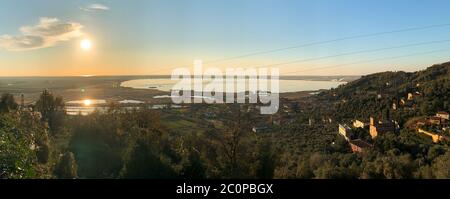 Blick auf den Massaciuccoli-See von der Gemeinde San Lorenzo, Lucca, Toskana, Italien Stockfoto