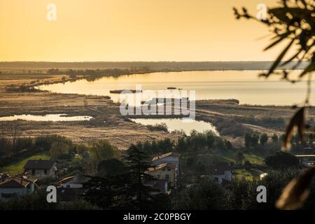 Blick auf den Massaciuccoli-See von der Gemeinde San Lorenzo, Lucca, Toskana, Italien Stockfoto