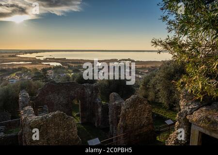 Blick auf den Massaciuccoli-See von der Gemeinde San Lorenzo, Lucca, Toskana, Italien Stockfoto