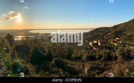 Blick auf den Massaciuccoli-See von der Gemeinde San Lorenzo, Lucca, Toskana, Italien Stockfoto