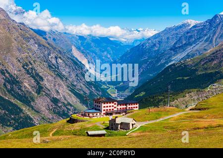 Seilbahnstation und Straßencafé in der Nähe von Zermatt im Kanton Wallis Stockfoto