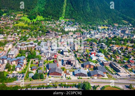 Chamonix Antenne Panoramablick. Chamonix Mont Blanc ist eine Gemeinde und Stadt im Südosten von Frankreich Stockfoto