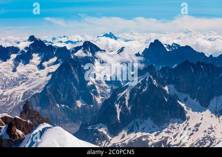 Mont Blanc oder Monte Bianco Bedeutung Weißen Berg ist der höchste Berg in den Alpen und in Europa, zwischen Frankreich und Italien Stockfoto