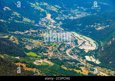 Chamonix Antenne Panoramablick. Chamonix Mont Blanc ist eine Gemeinde und Stadt im Südosten von Frankreich Stockfoto