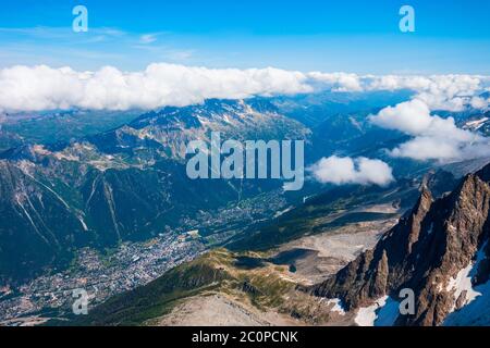 Chamonix Antenne Panoramablick. Chamonix Mont Blanc ist eine Gemeinde und Stadt im Südosten von Frankreich Stockfoto