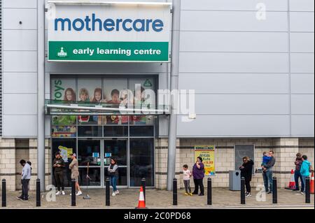 Cork, Irland. Juni 2020. Mothercare Ireland ist in Liquidation gegangen, mit dem Verlust von 197 Arbeitsplätzen. Alle 14 Kinderkleidungsgeschäfte in ganz Irland werden nach der Covid-19-Sperre nicht wieder geöffnet. Mothercare in Mahon Point, Cork, wurde heute geschlossen. Quelle: AG News/Alamy Live News Stockfoto