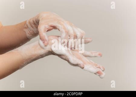 Frau waschen ihre Arme Nahaufnahme Seitenansicht auf weißem Hintergrund Stockfoto