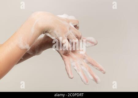 Frau waschen ihre Hände Nahaufnahme Seitenansicht auf weißem Hintergrund Stockfoto