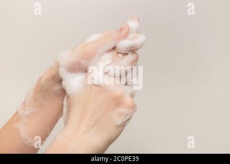 Frau waschen ihre Hände Nahaufnahme Seitenansicht auf weißem Hintergrund Stockfoto