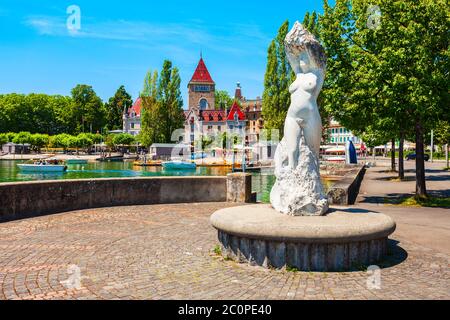 Skulptur La Vierge du Lac oder Jungfrau des Sees und Chateau d'Ouchy oder Schloss Ouchy, ein altes mittelalterliches Schloss in Lausanne Stadt in der Schweiz Stockfoto