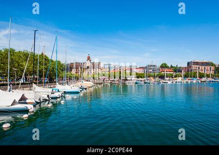 Yachten im Hafen von Lausanne. Losanna ist Hauptstadt und größte Stadt des Kantons Waadt, am Ufer des Genfer Sees in der Schweiz. Stockfoto