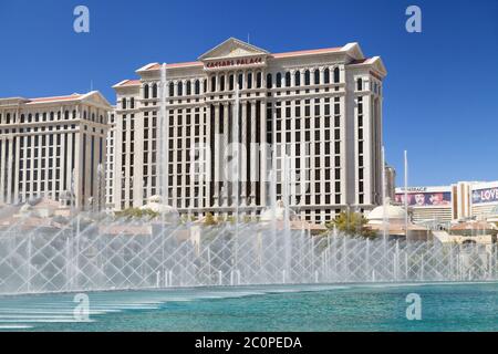 Las Vegas, Nevada - 30. August 2019: Caesars Palace und die Springbrunnen des Bellagio in Las Vegas, Nevada, USA. Stockfoto