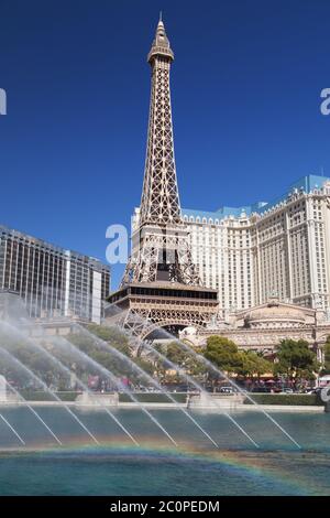 Las Vegas, Nevada - 30. August 2019: Eiffelturm in Paris Las Vegas und die Springbrunnen von Bellagio in Las Vegas, Nevada, USA. Stockfoto