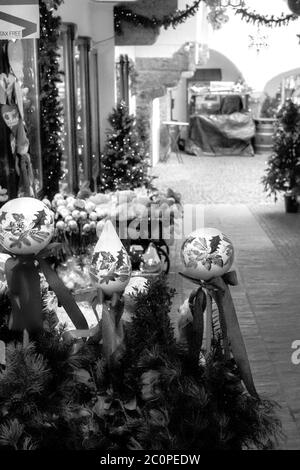 Blick auf eine überdachte Gasse mit kleinen Geschäften während der Weihnachtszeit. Stockfoto