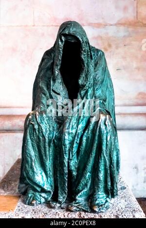 Vertikale Ansicht der Pietá-Statue von Anna Chromy an der Seite des Salzburger Doms. Stockfoto