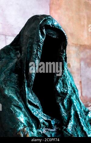 Vertikale Ansicht der Pietá-Statue von Anna Chromy an der Seite des Salzburger Doms. Stockfoto