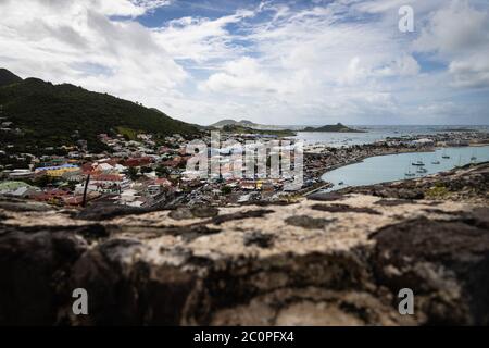 Blick von Fort Louis mit Blick auf Marigot Bay und die Stadt Von Marigot auf St. Martin in der Karibik Stockfoto