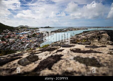 Blick von Fort Louis mit Blick auf Marigot Bay und die Stadt Von Marigot auf St. Martin in der Karibik Stockfoto