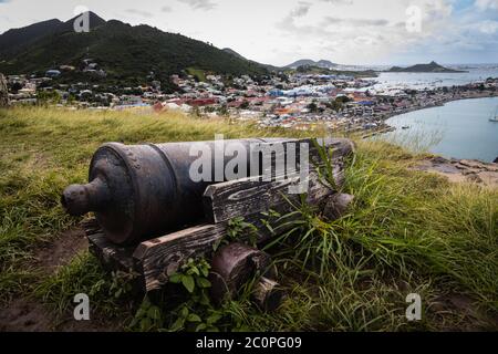 Blick von Fort Louis mit Blick auf Marigot Bay und die Stadt Von Marigot auf St. Martin in der Karibik Stockfoto