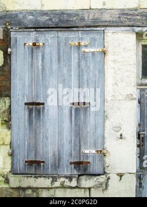 Traditionelle französische Stadtarchitektur und Fensterläden an einer Straße auf der Insel Ile de Re, vor der Westküste Frankreichs Stockfoto